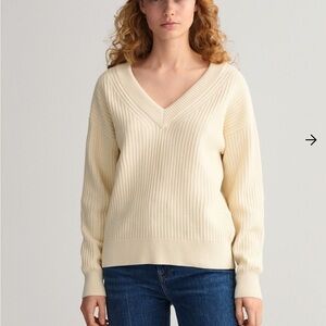 Zara Women's V-Neck Sweater in Cream
